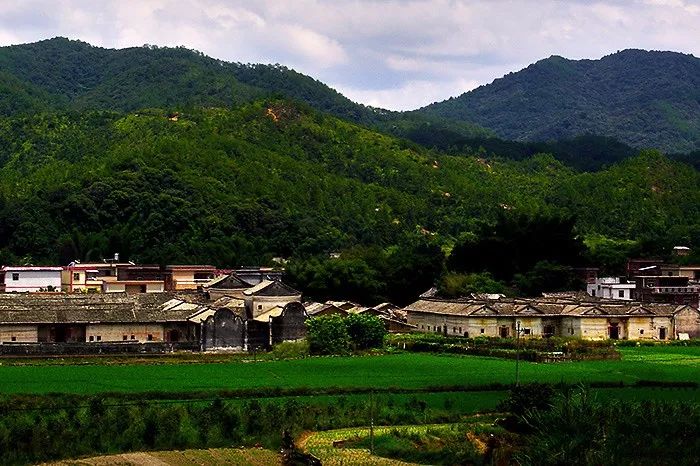 公園內擁有豐富的溫泉資源,日出泉量達1萬立方米,是廣東省流量最大的