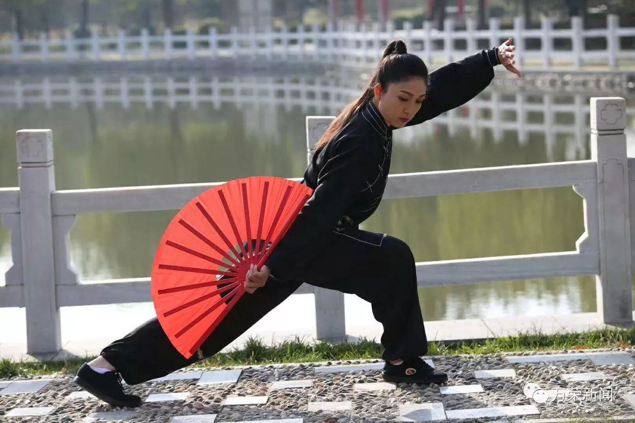 健康生活女人练太极越练越美丽请欣赏万荣最美太极人精彩演绎