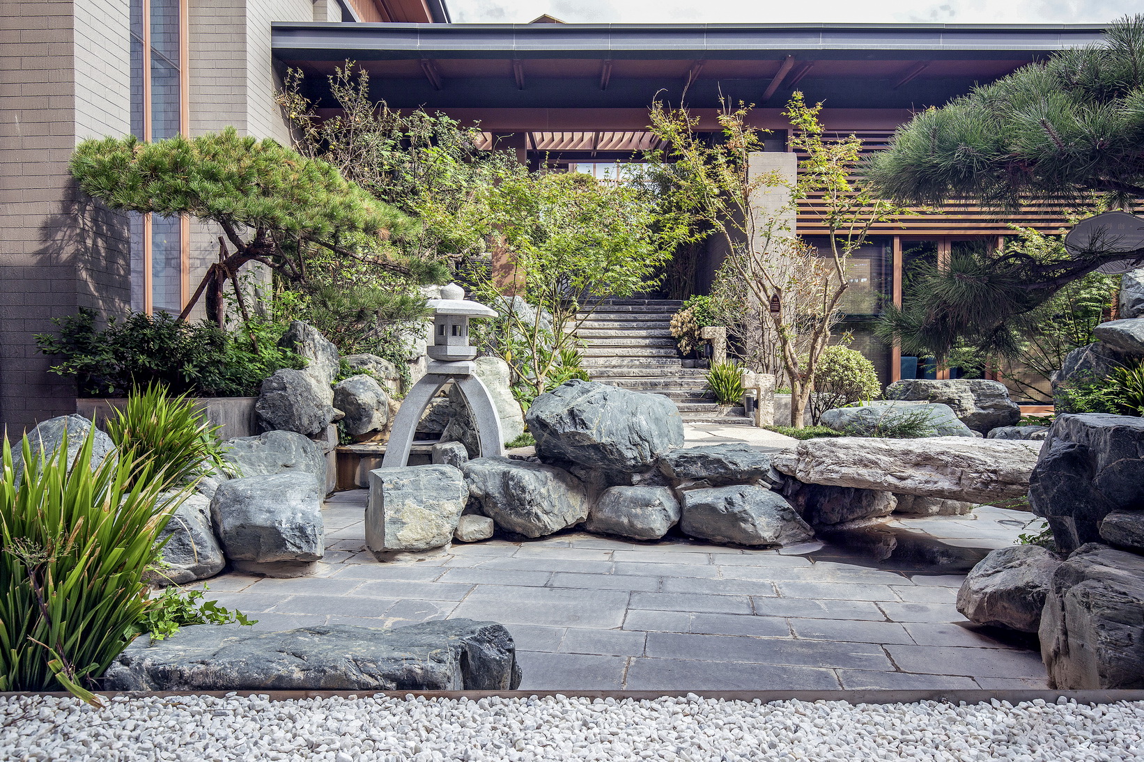 从一角步入庭院,只见山石与植物互相映衬,造出山峦密林之景