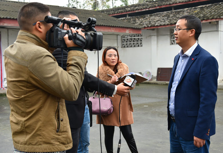 精准施策共圆小康致富梦大邑县董场镇20户贫困户喜获养鸽产业扶贫分红