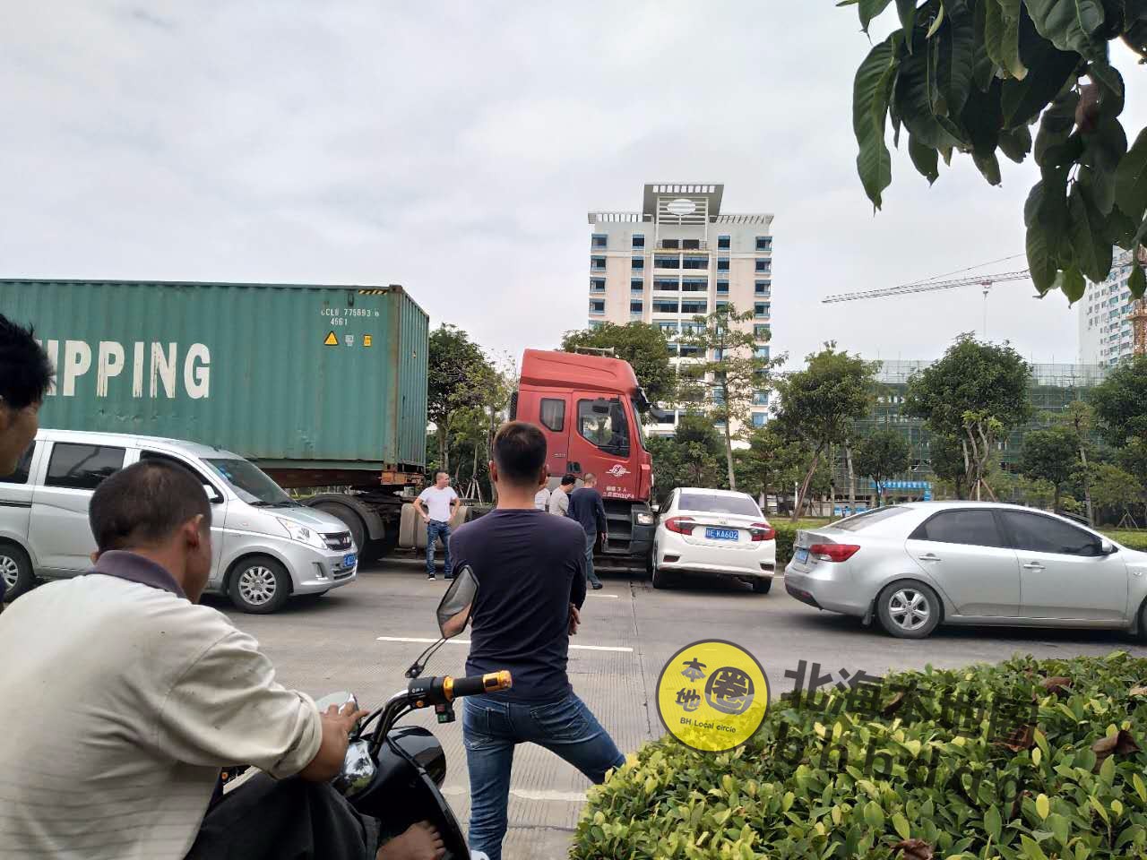 惊吓!今天中午北海发生车祸,大货车直插轿车中!