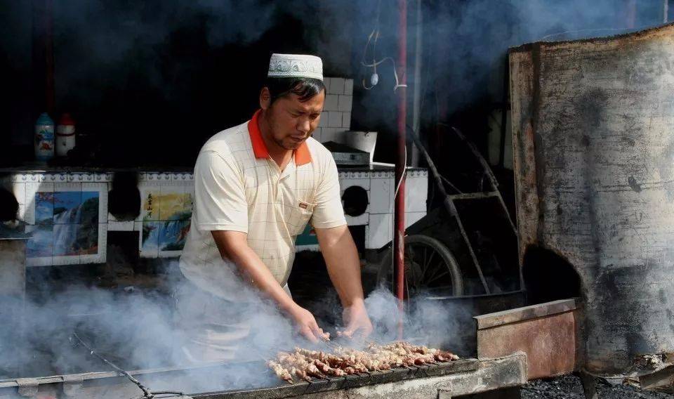 新疆的羊肉串而是帅帅的小鲜肉老板不是烤串大叔新疆羊肉串店这是一家