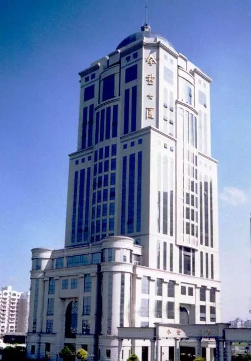 上海金燕大厦1999年开业,楼高30层,拥有客房143套,是集客房,餐饮,康乐