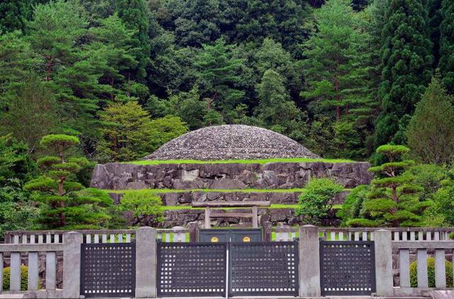 日本天皇墓被挖开后,为何总是讳莫如深?英媒称和其祖宗身份有关