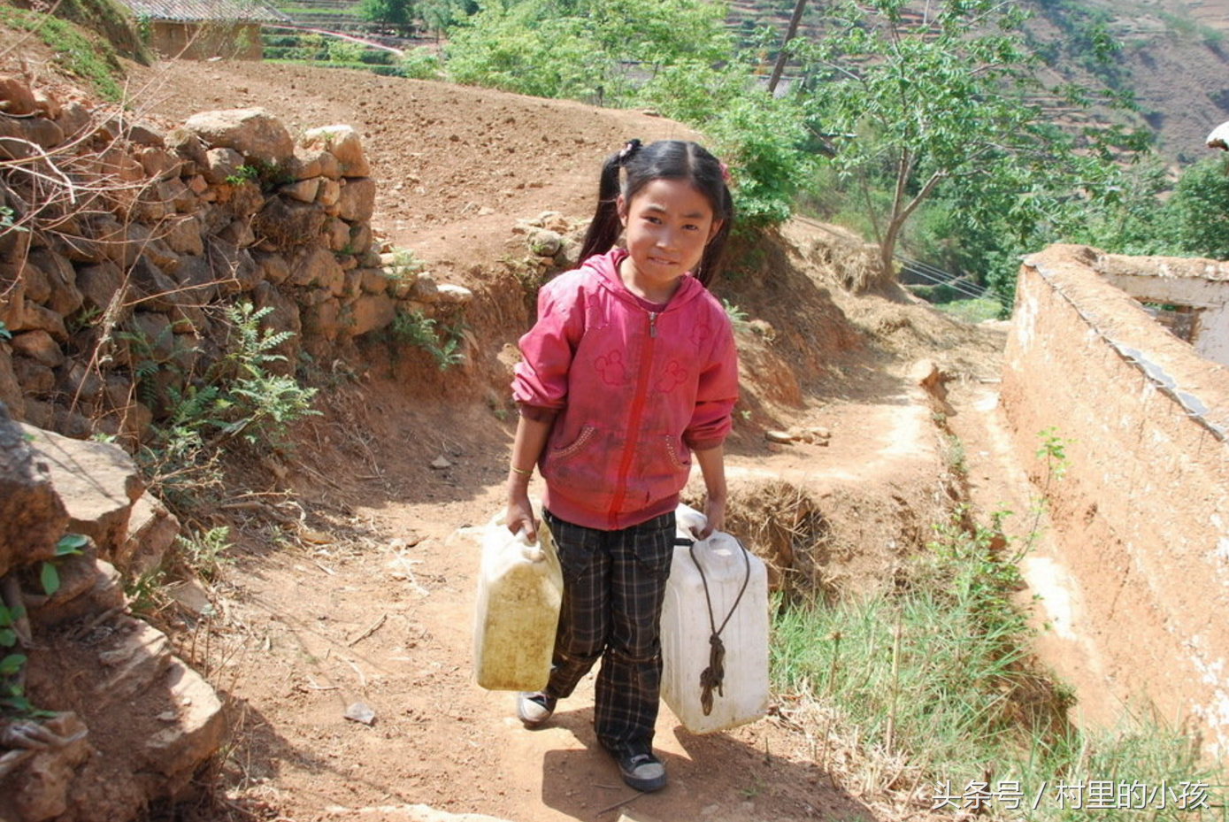 农村背书包的小女孩图片