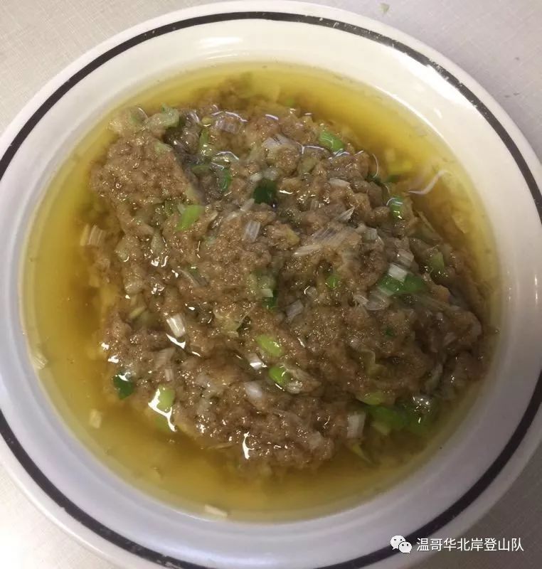 最后的一道美味叫瑶柱鱼肚羹:冬笋切成小丁,飞水备用,热锅放油爆