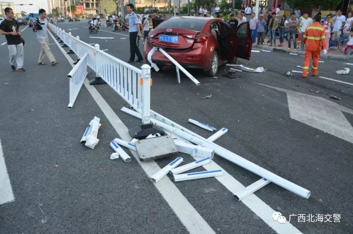 北海市上海路新世纪大道路口发生一起交通事故,一辆红色小车猛烈撞击