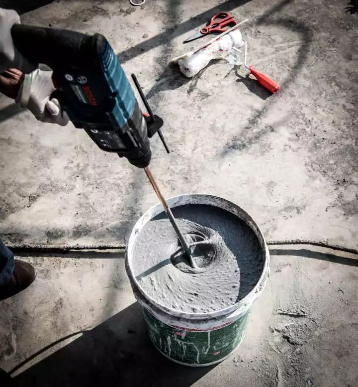 用电锤搅拌防水涂料.