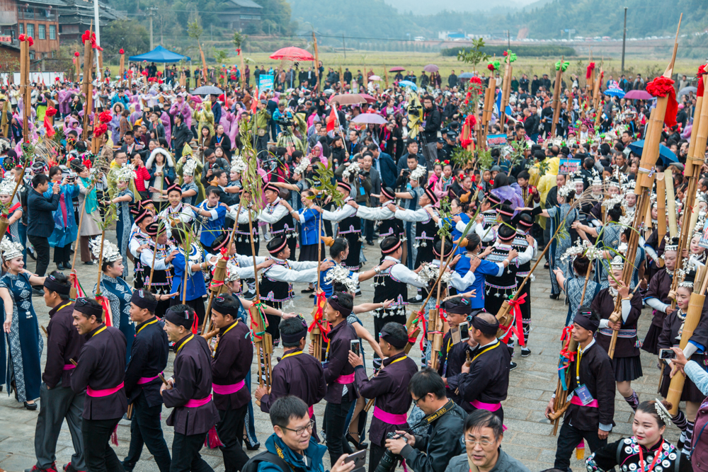 通道第12届芦笙节吸引数万游客,侗族人吹芦笙庆丰收祈来年风调雨顺