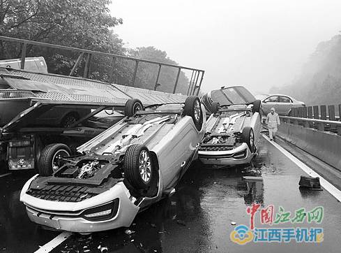 新余仙女湖段发生交通事故,8辆新车被毁!看着都心疼
