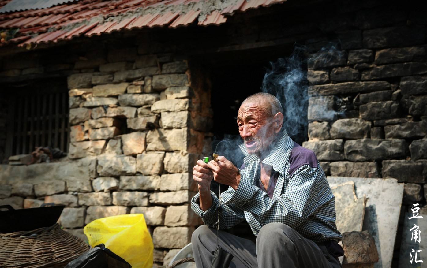 大山里老爷爷图片