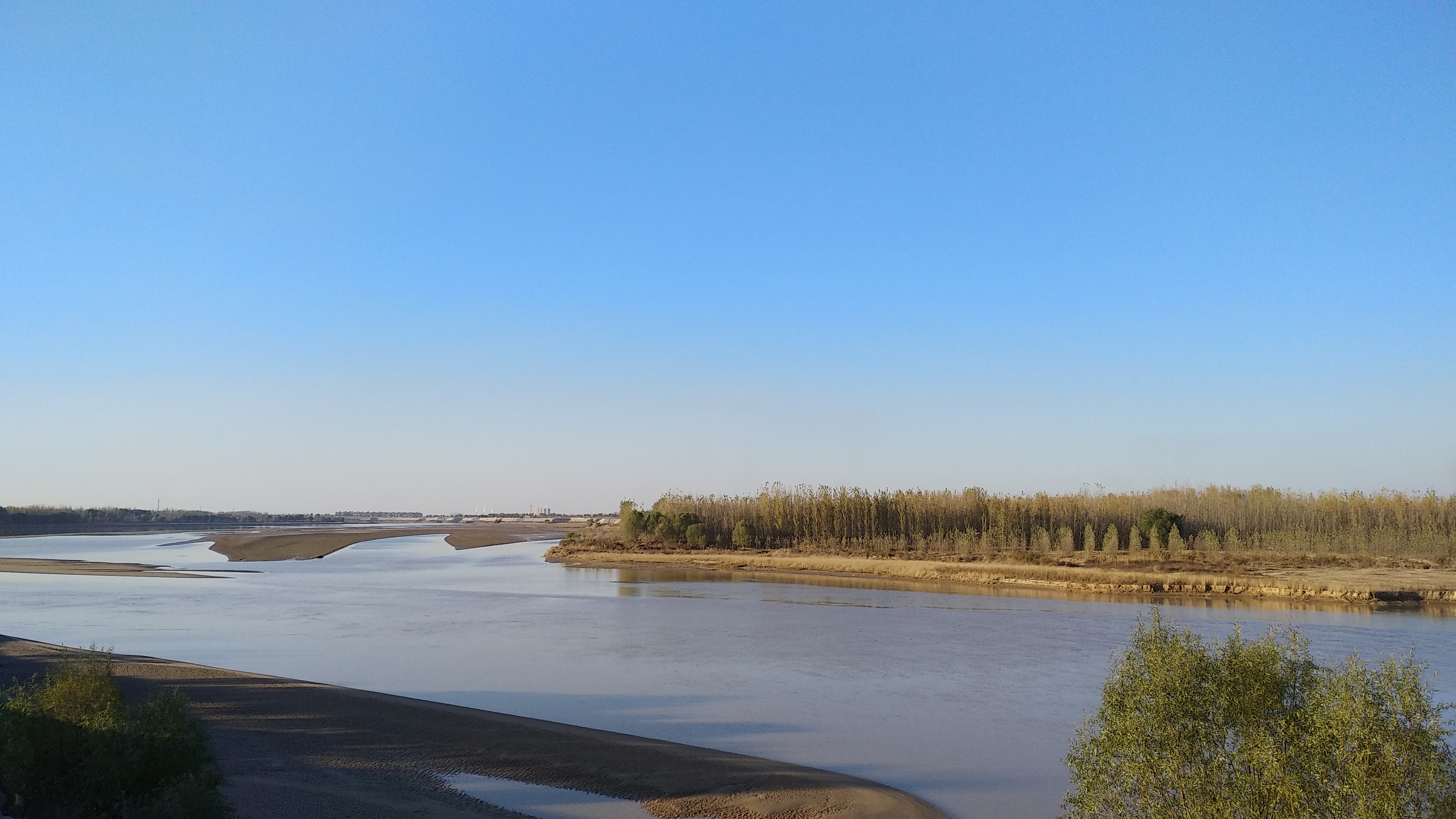 泉城济南,初冬晴空下,泺口段的黄河美成一幅画