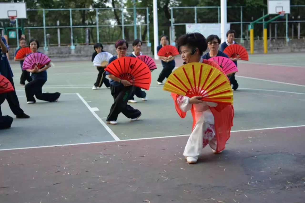 徐勤蘭《雲水太極扇》同步教學中《雲水太極扇》是徐勤蘭老師結合自己