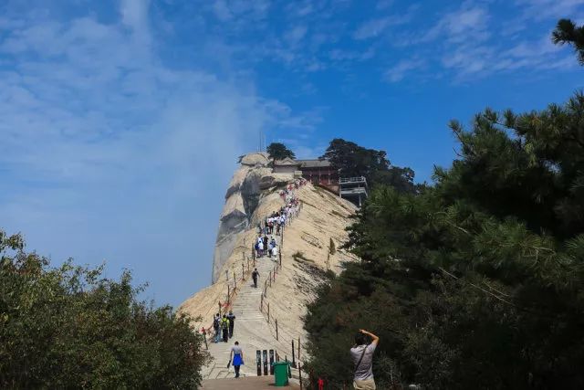 南峰極頂南峰華山極頂可以拍攝最高峰海拔碑,天池及身後的三公山,三