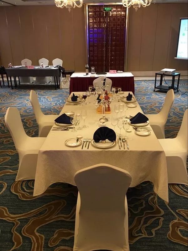 华辰国际大酒店参赛选手在决赛中发挥出色,王张玉获得中餐宴会摆台第