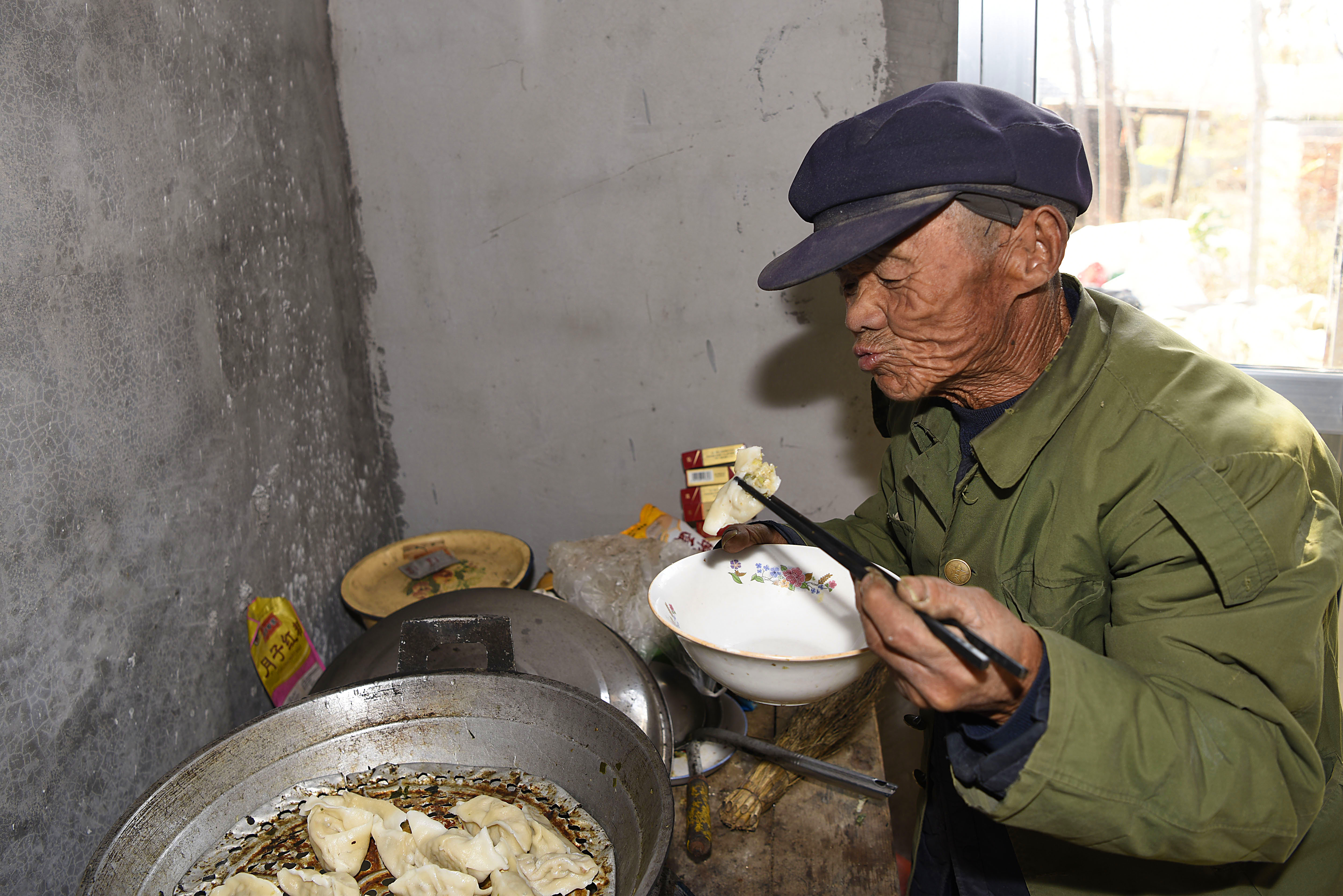 老人独自吃饭图片