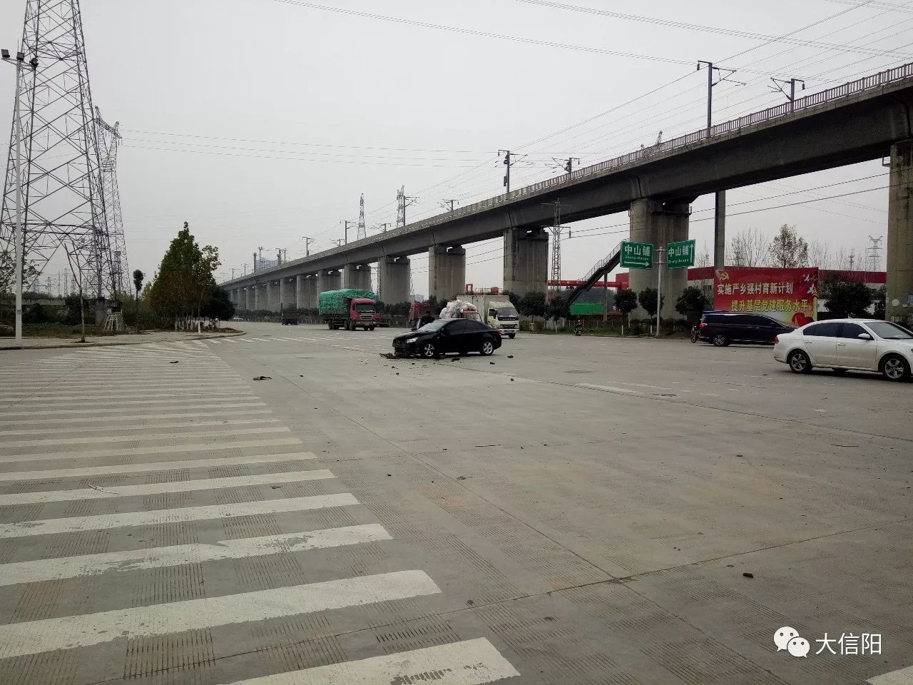 信阳平桥龙江路车祸图片