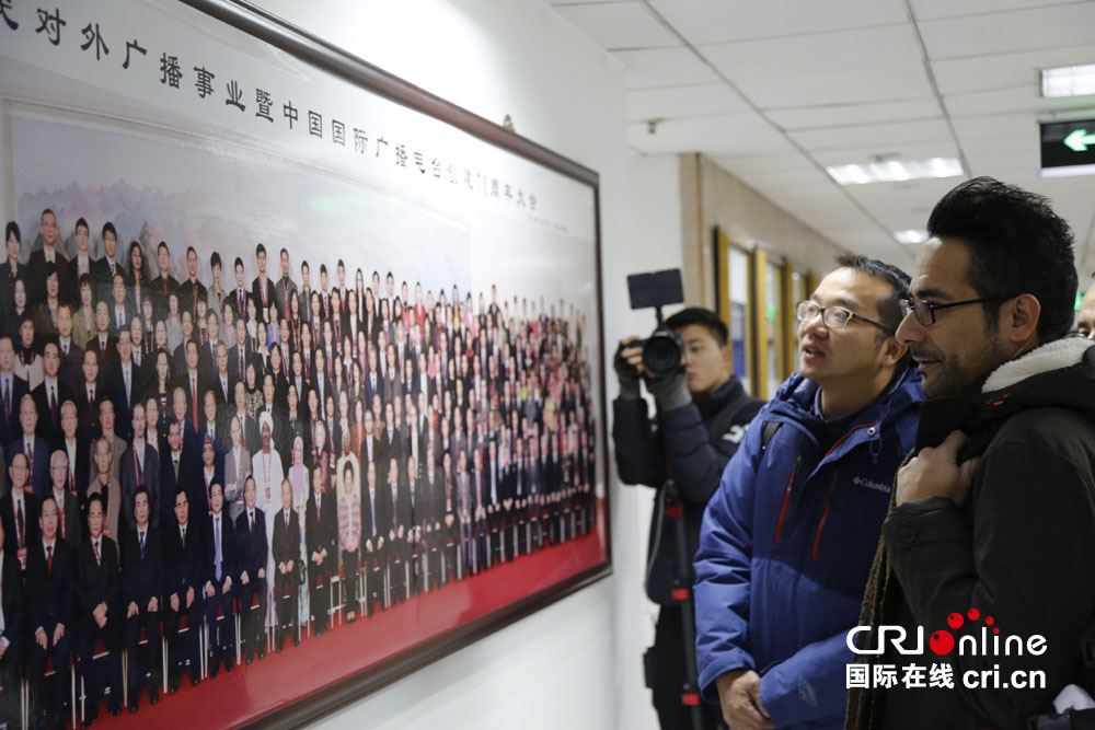 國際臺記者為來訪的絲路名人介紹國際臺的發展