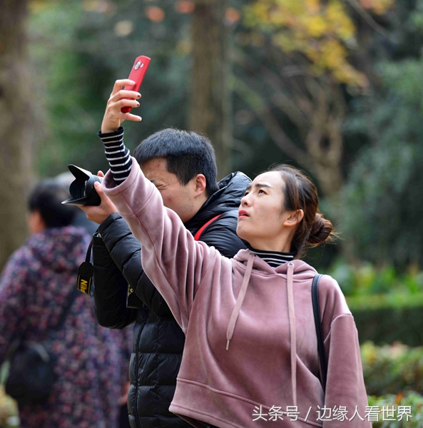 盤點美女們在景區拍攝秋天的神器 拍照姿態已經成為風景