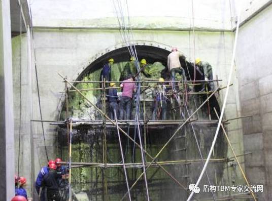 事故原因端頭井加固效果差.處理措施隧道洞內外注漿,加固.