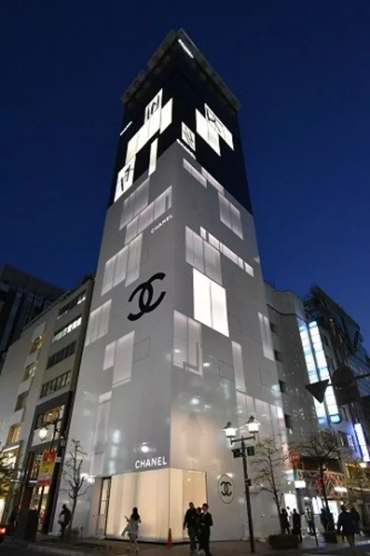 chanel 在日本的首家精品店重装开业,黑白色的