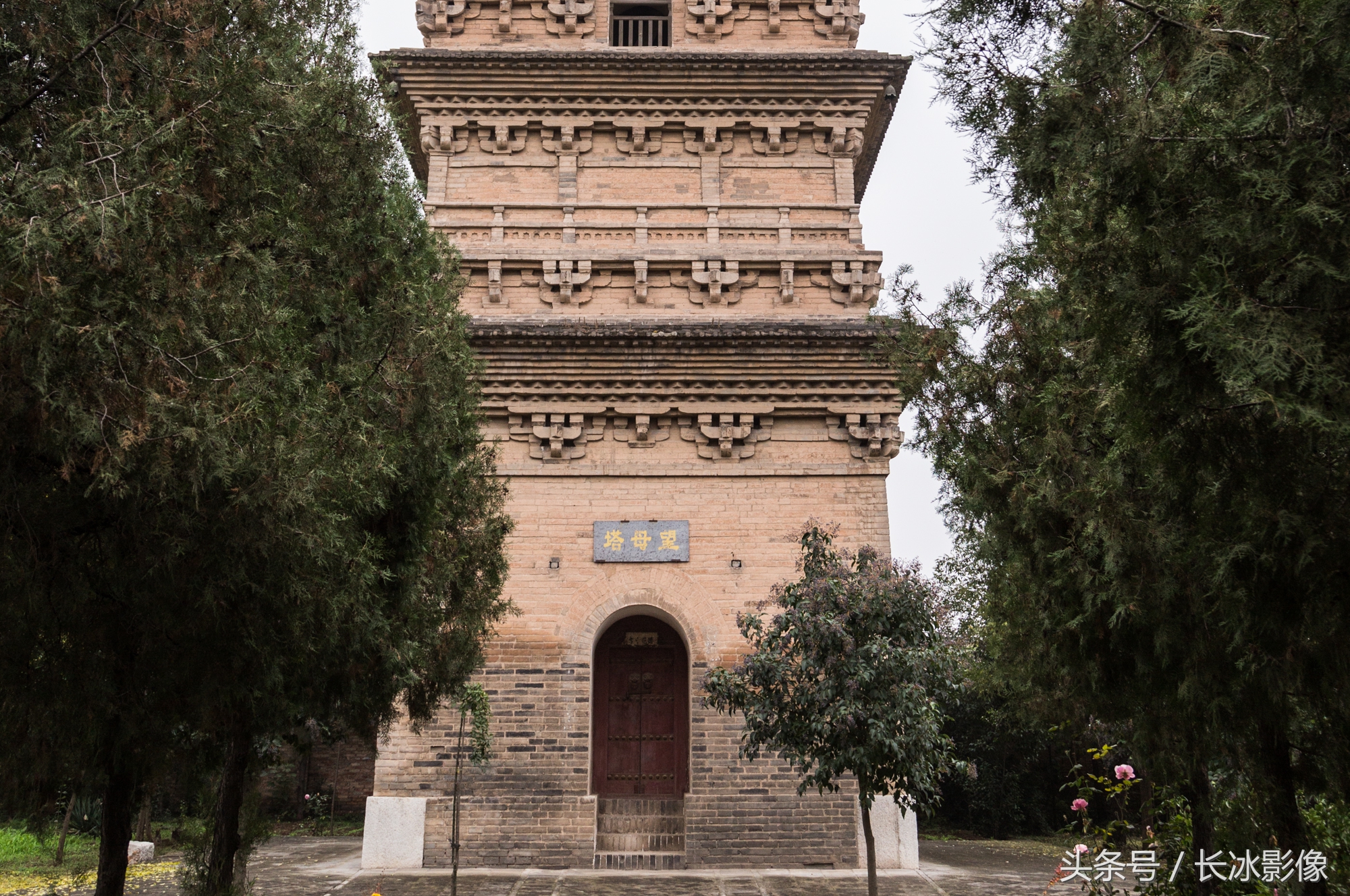 薄太后塔又名香积寺塔,位于陕西省礼泉县东25公里的烽火镇刘家村