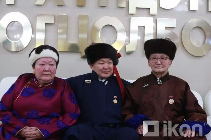 蒙古总统哈巴图勒嘎亲自为图布辛巴亚尔颁发成吉思汗勋章