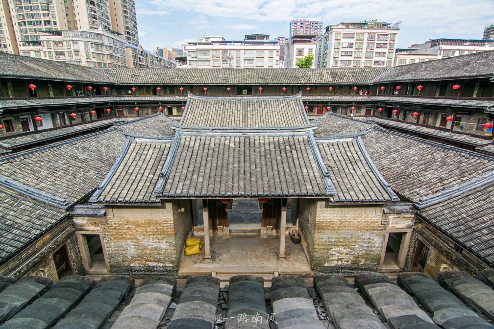 新加坡开国总理李光耀的故乡隐藏一座围楼,形似军事碉堡令人称奇