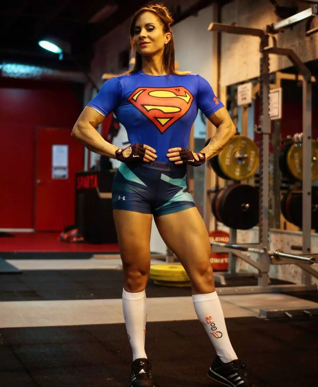 女超人健身肌肉膨胀图片