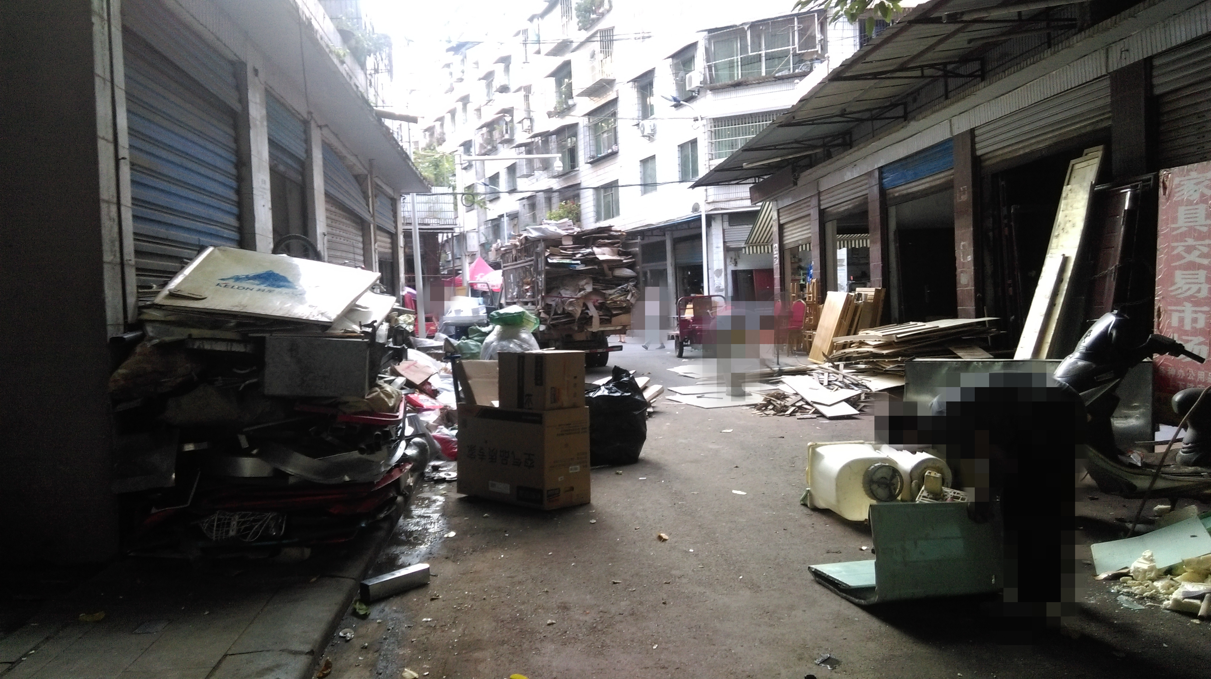 蓬安磨子街这条背街小巷遍地脏乱差,收废旧的商户都把此地当成自家后