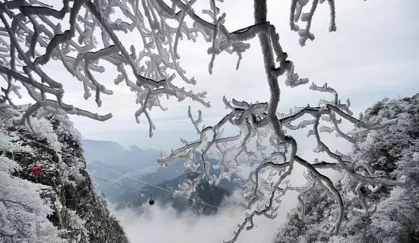 只需幾秒,鴨腳板帶您去天門山看霧凇!