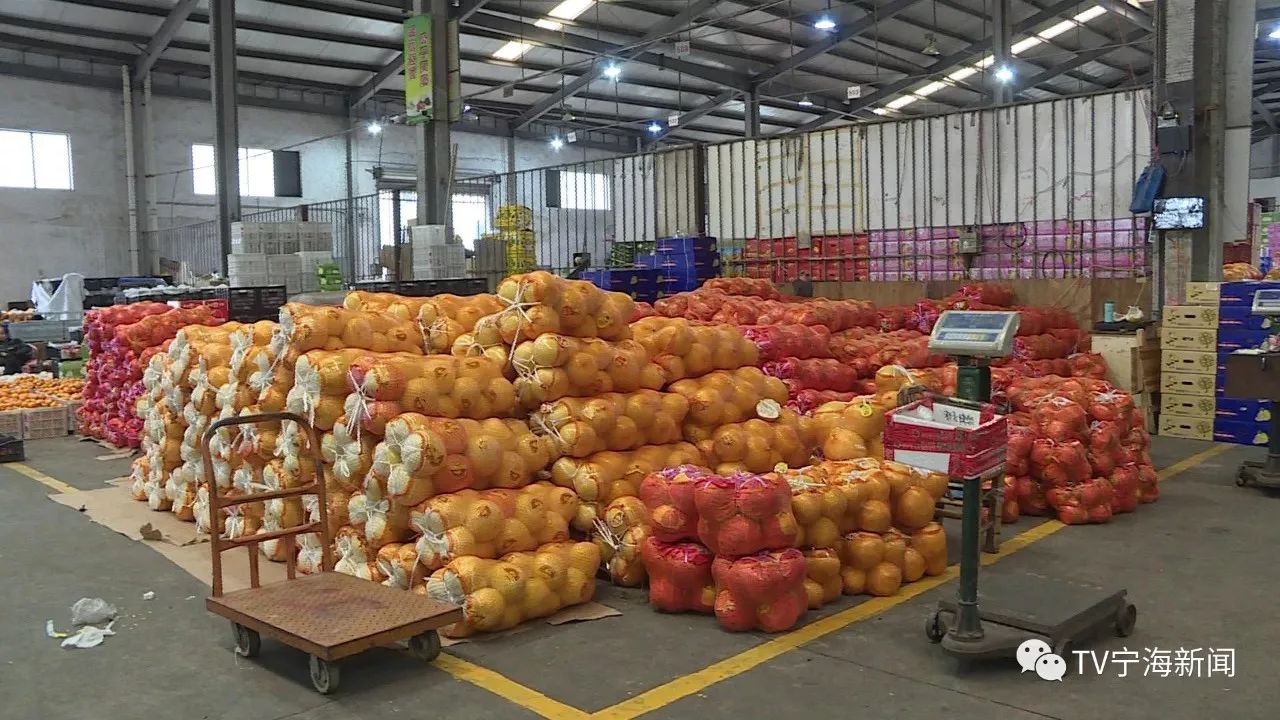 11月份,水果批发市场的整体水果成交量和成交额,相较于10月份同期都有