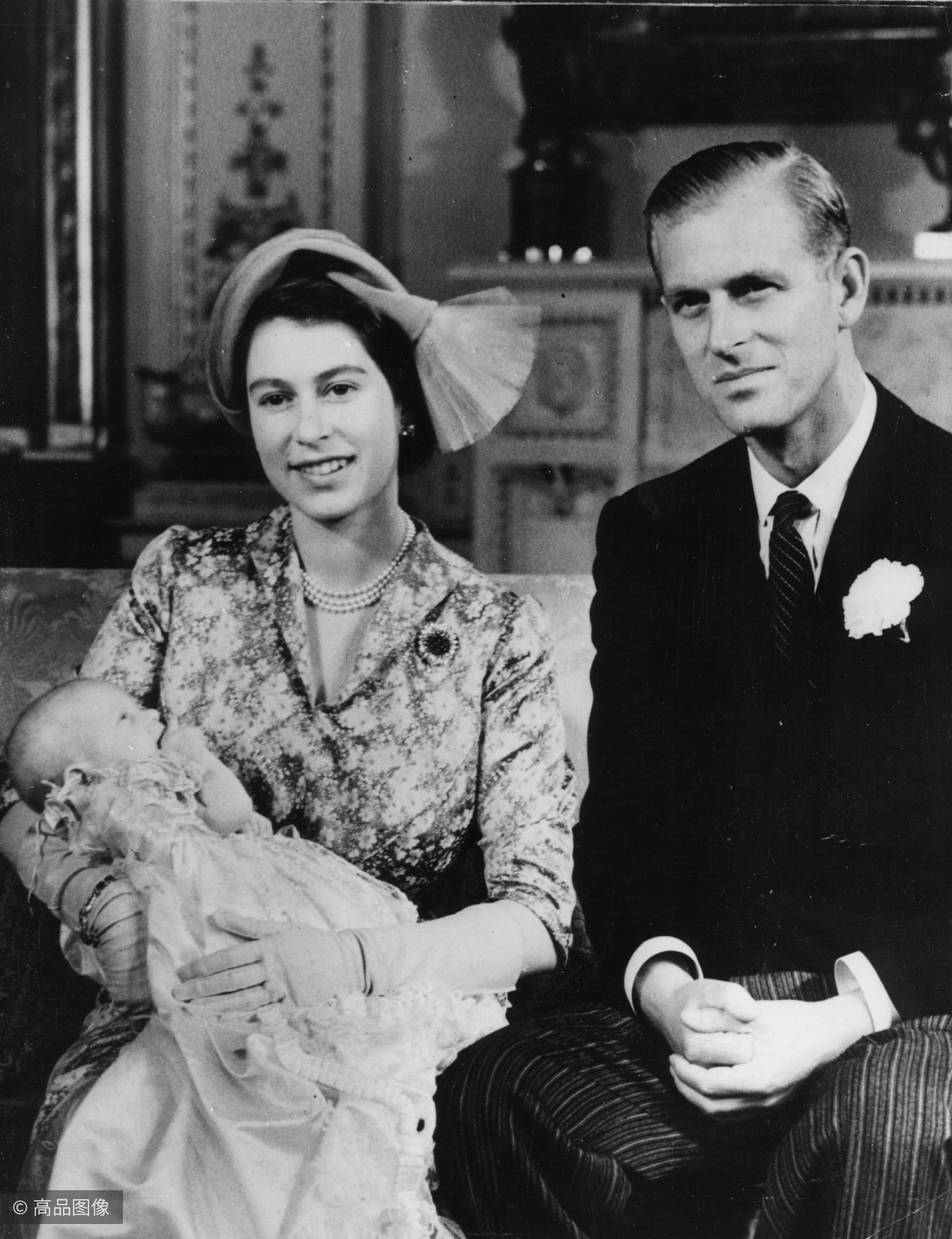 1950年,还是公主的伊丽莎白,和蒙巴顿抱着他们的独生女——安妮公主