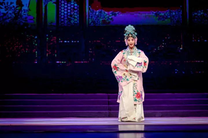 演唱者:刘玉芳,祁 富二人台《五月散花》对唱演唱者:赵玉华(中国戏剧