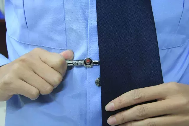 领带夹应佩戴在,从上往下数,衬衫的第四与第五粒钮扣之间