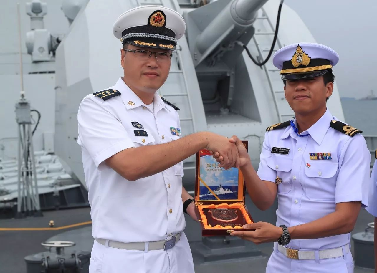 国际舰队检阅仪式结束后,郑州舰舰长陈曦赠送泰方联络官,泰国海军中尉