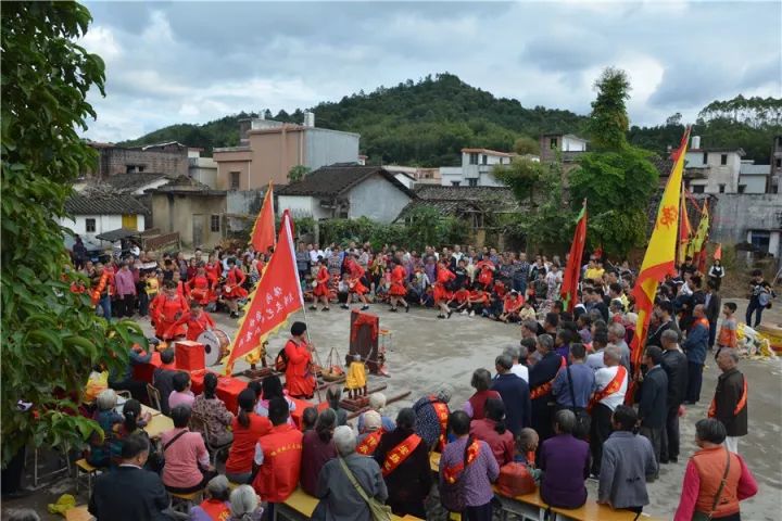 由接三王民俗活动促进会会长主持交接方换旗仪式按照惯例今年又轮到凤