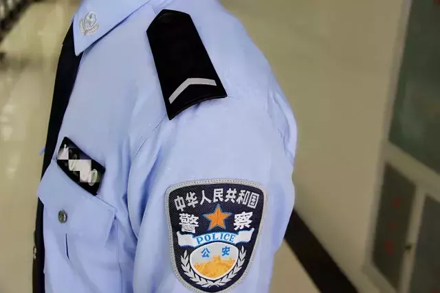 执勤服着装标准:佩戴扣式软肩章和软质警号,胸徽;内着内穿式制式衬衣