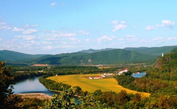 伊春市,位於小興安嶺南麓,湯旺河中游,東與鶴崗市為鄰,南與南岔區接壤