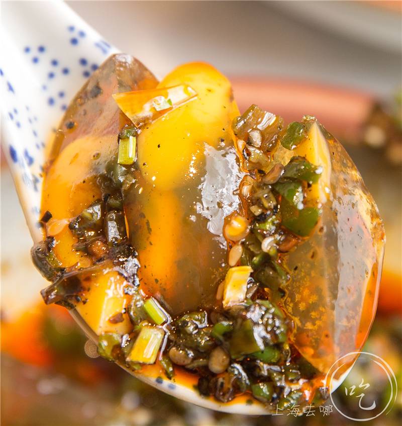 烧椒皮蛋烧椒皮蛋是四川传统名菜,特殊酱料炒制好的辣椒淋在皮蛋上