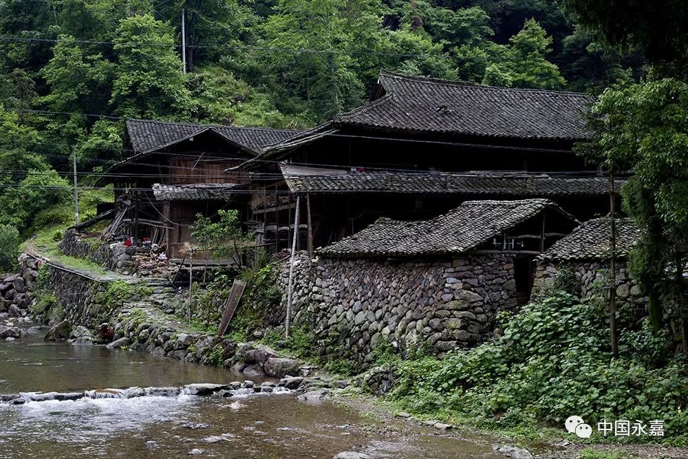 坑口村位于永嘉西北部的界坑乡,古建筑群风貌独特,时间可追溯到晚