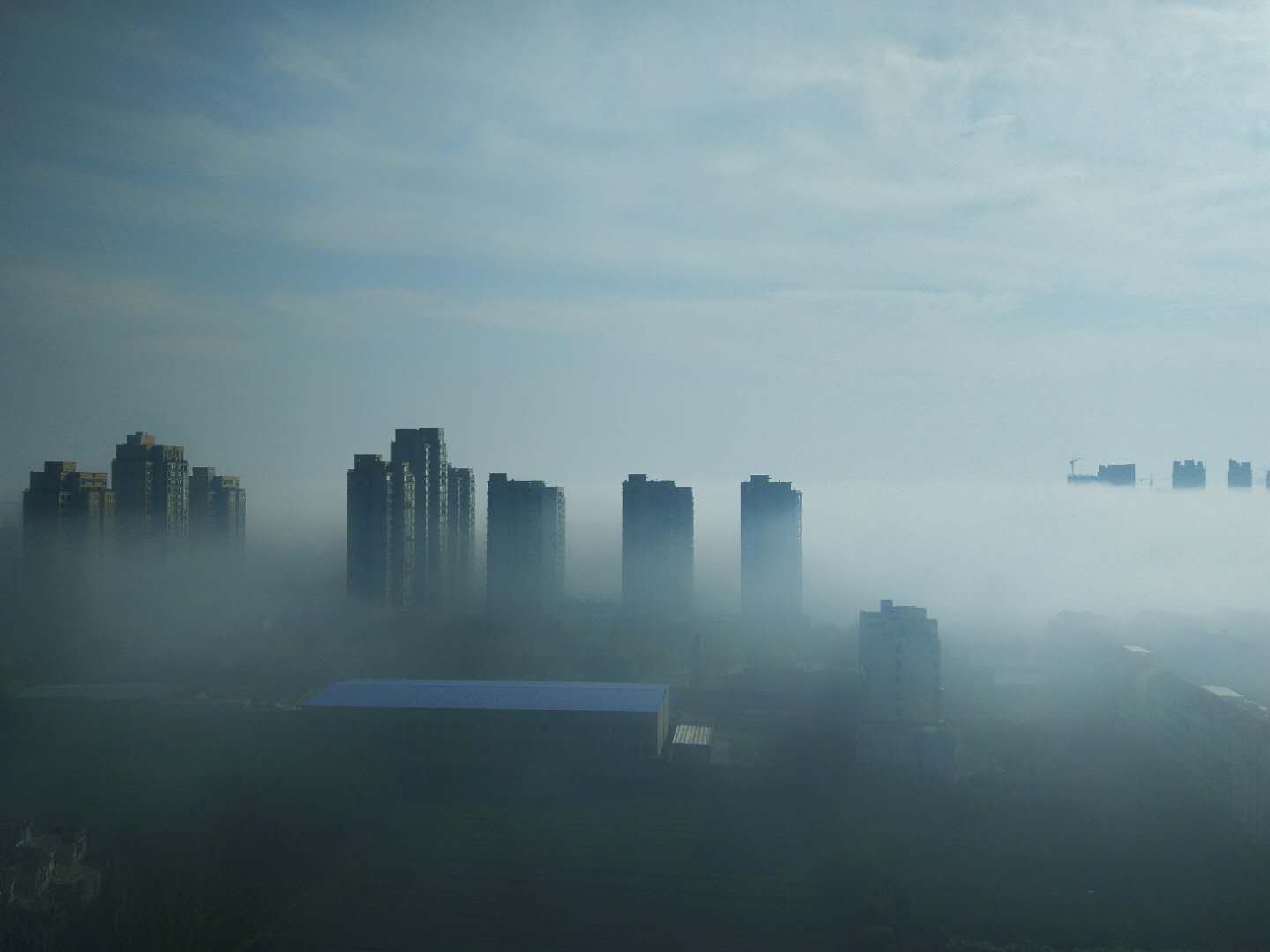 河南禹州上空大雾弥漫 航拍城市如海市蜃楼