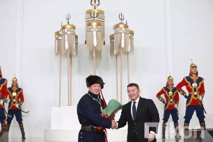 蒙古总统哈巴图勒嘎亲自为图布辛巴亚尔颁发成吉思汗勋章