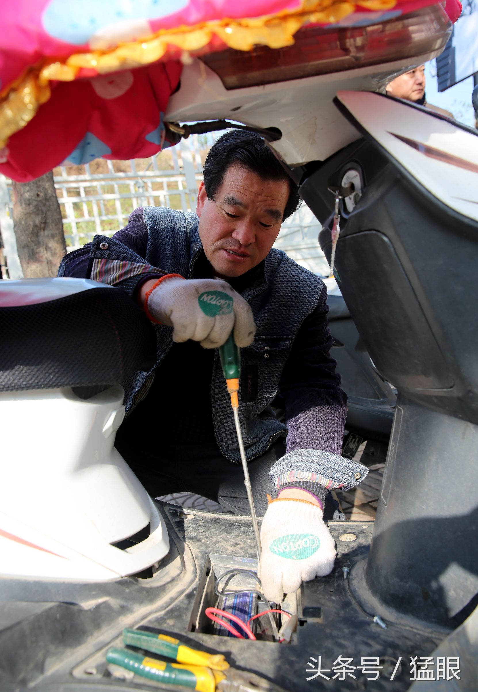 男子修車30多年學手語,收三個聾啞人當學徒,一個獨立開店當老闆