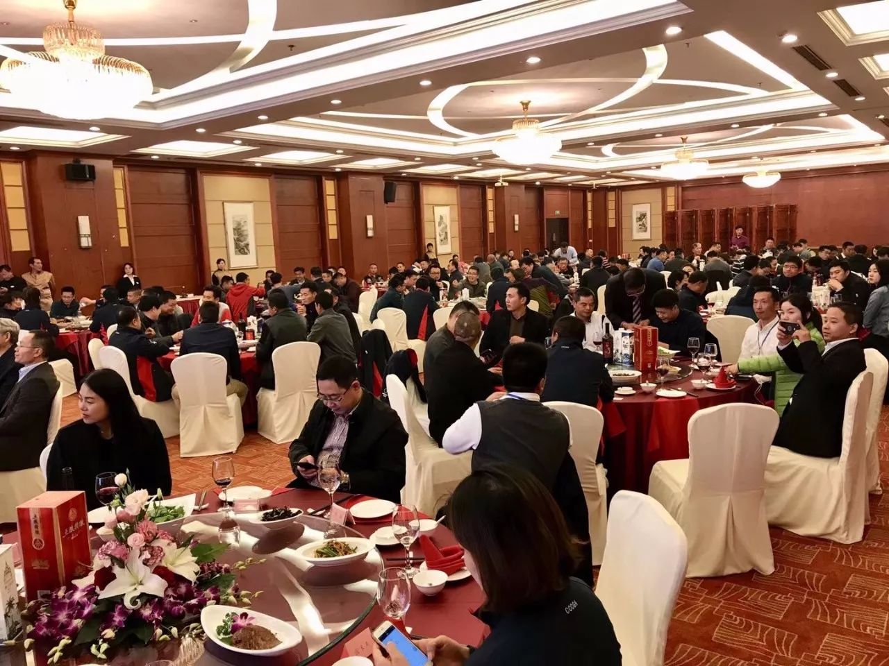 酒店隆重举行了由浙江龙山湖高尔夫俱乐部赞助支持的本次会议欢迎晚宴