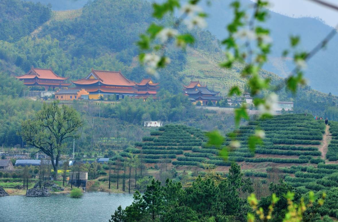 旅游 正文 登高远眺满眼苍翠,袅袅的炊烟给古朴的鹿田村增添了几分