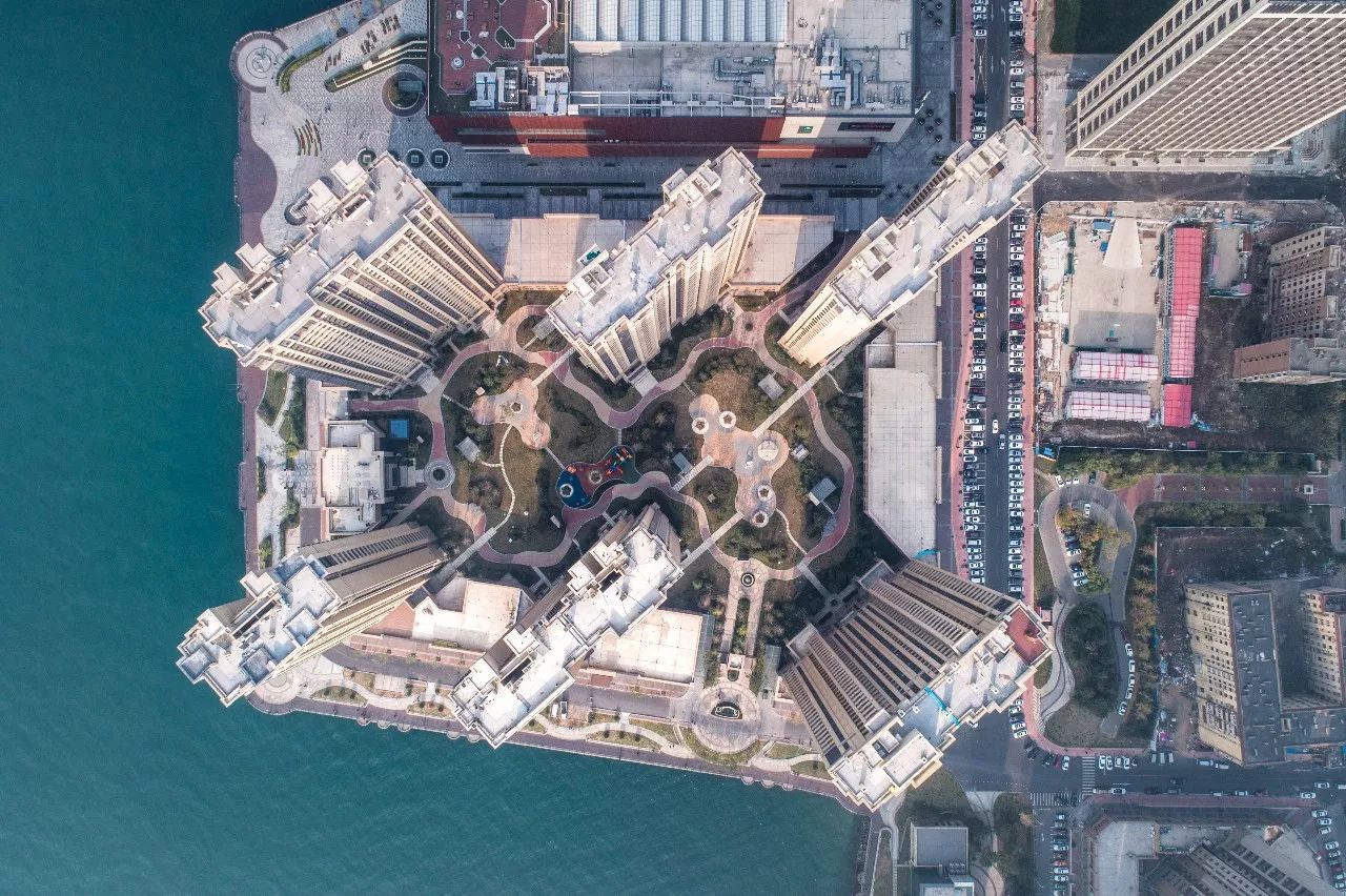蓝海新港城项目d1地块工程二标段项目(金茂湾二期)位于青岛市南区西