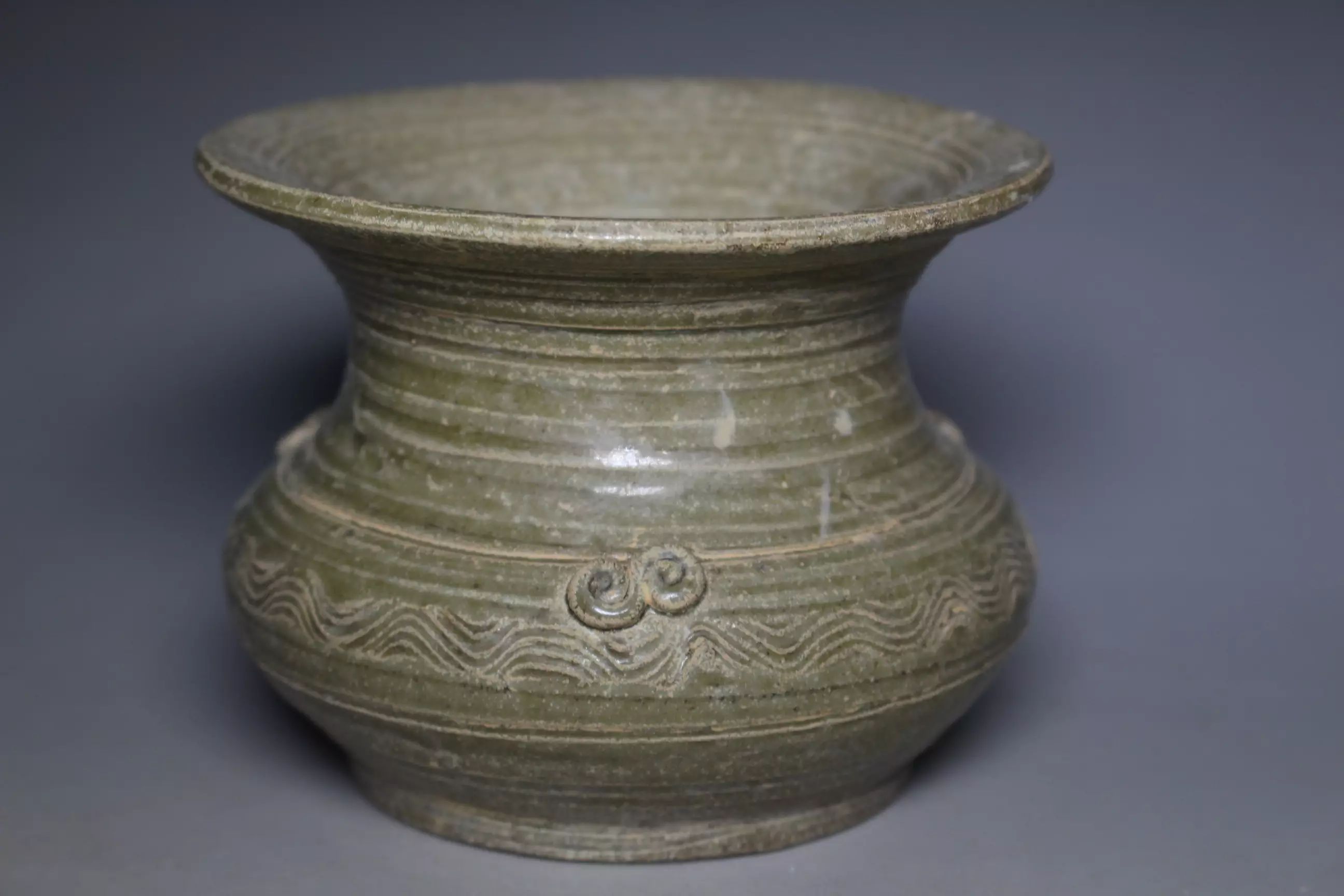 原始青瓷在春秋战国时期质量迅速提高,产量也增多了,只是吴国和楚国
