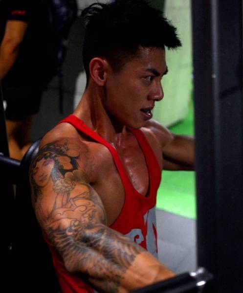 ▼坚信中国的瘦身板也能变成肌肉男凡事都有一种倔强不服输的精神这个