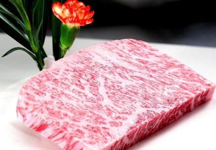 在国外,以日本的神户和牛养出的雪花牛肉最有名,雪花牛肉也源于日本和